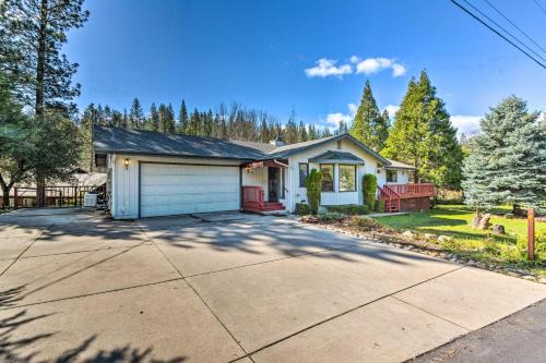 Rustic Groveland Home Private Hot Tub, Deck and BBQ