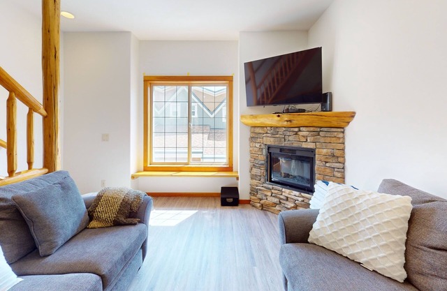Rustic haven w/ dog & family-friendly layout w/ private hot tub - walk to dining
