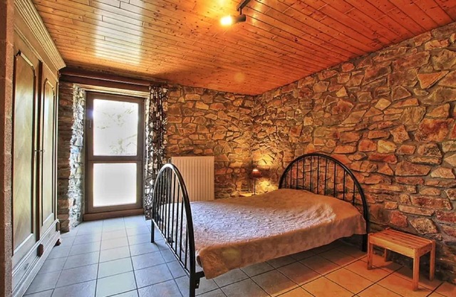 Casa de vacaciones rústica en Sainte-Ode con jardín
