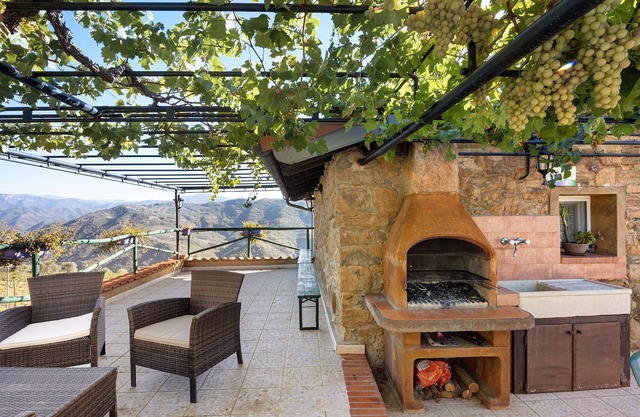 Rustikales Haus 'Casetta Marì' mit Meerblick und Garten; das Mitbringen von Haustieren ist erlaubt