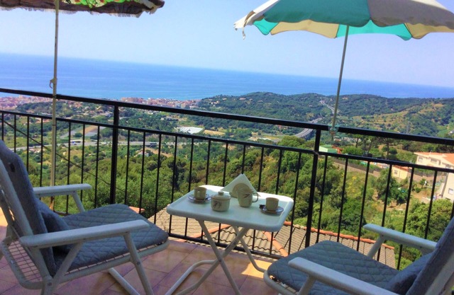 Rustikales Haus am Berg mit privilegiertem Blick auf das Mittelmeer