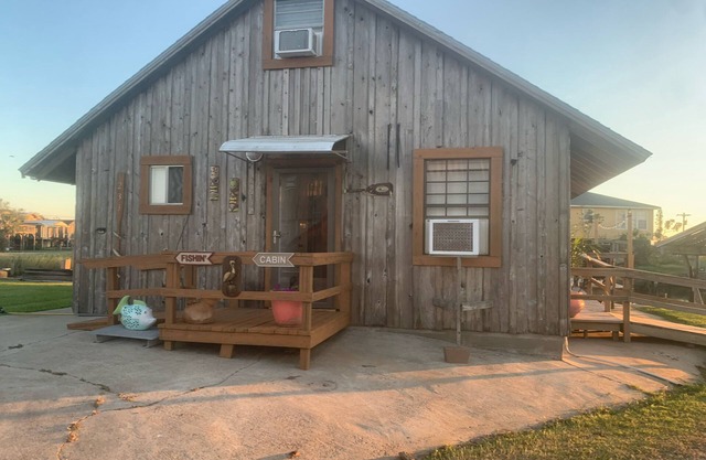 Rustic Island fishing cabin on canal to San Bernard River.