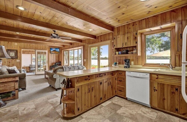 Rustic Lake Escape at Two Oaks Cabin -Roberds Lake