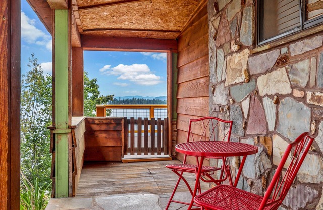 Schöne Hütte mit Blick auf die Berge und den See, einen Gasgrill und eine große Terrasse!