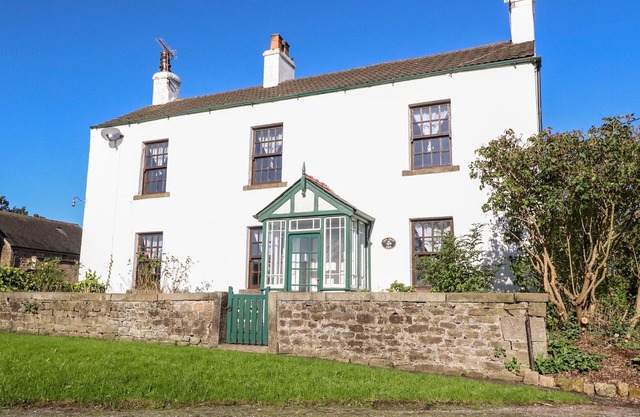 RUSTIC LANCASHIRE FARMHOUSE, pet friendly, with a garden in Garstang