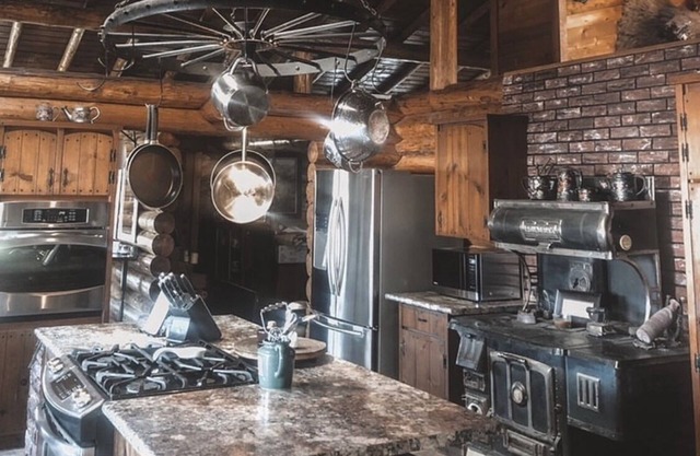 Rustic Log Cabin - Nestled in the trees perfect for privacy. A retreat awaits :)