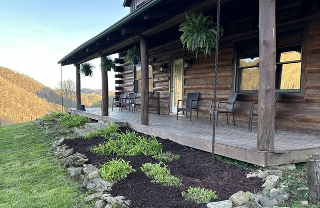 Rustic log cabin~ HOT TUB~ Breathtaking mountian views near Hatley Point