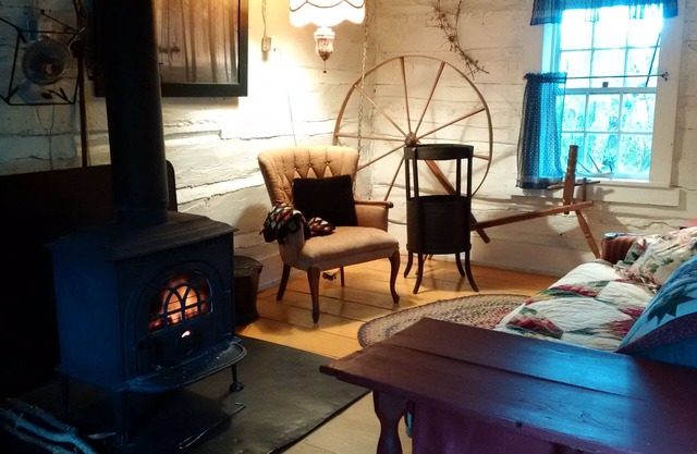 Rustic Log cabin in private setting near Ottawa