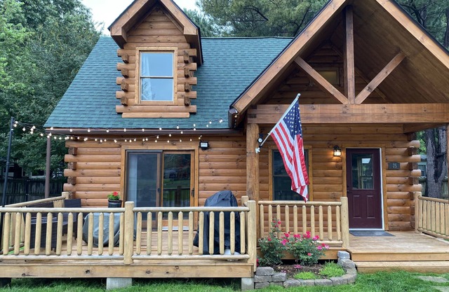 Rustic Log Cabin at Swinging Bridge