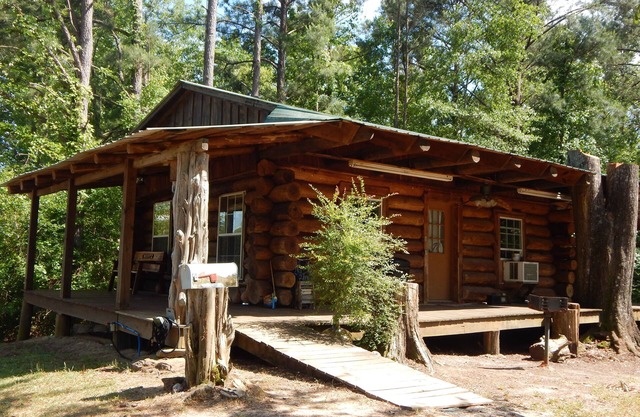 Rustikale Blockhütte mit Angeln.