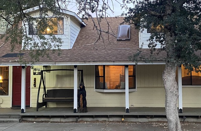 Rustic lower story 2 bedroom/2bath hot tub 3 minutes from town Yosemite Mariposa