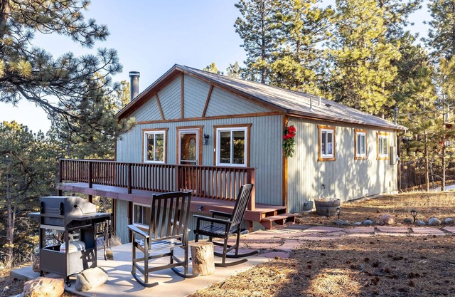 Rustic-luxury cabin with fireplace, deck views & wildlife watching