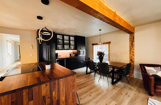 Rustic modern 2-bedroom home-lower level with hot tub in marvelous Moscow