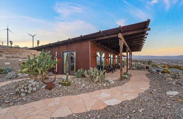 Rustic Modern Desert Retreat, Gateway to Joshua Tree