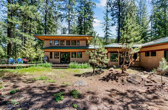 Rustikaler Zeitgenosse in einem privaten Wald mit Blick auf den Lake Coeur d´Alene