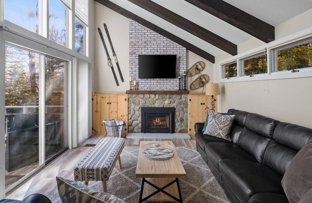 Rustic Modern Ski Home-Close to MtSnow w/Fireplace