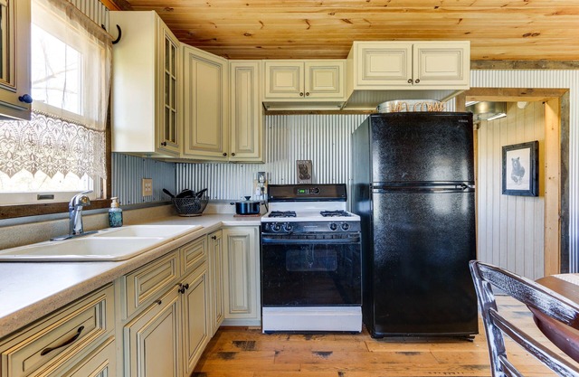 Rustic Mount Perry Cabin Near Fishing Pond & Farm