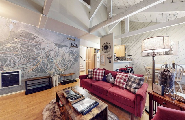 Rustic Mountain Cabin, Outdoor Pool & Hot Tub On-site. Golf Course Nearby!