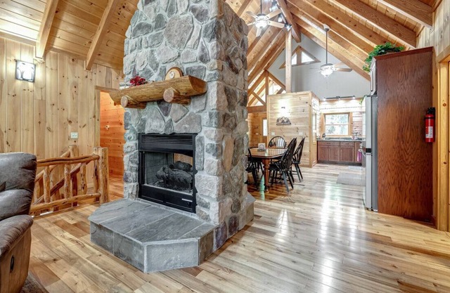 Rustic Mountain Escape w/ Hot Tub