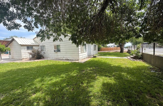 Rustic nice home in Vernal UT 2 bedrooms with queen beds 1 full bathroom.