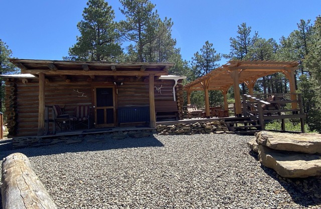 Rustikale Blockhütte in den Ponderosa-Kiefern, ideal für einen ruhigen Kurzurlaub und Jäger.