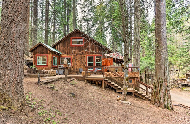 NEW! Rustic Oakhurst Cabin ~ 8 Mi to Yosemite NP!