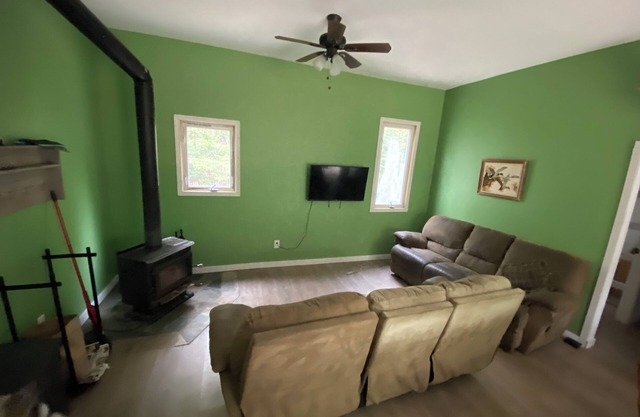 Rustic off grid 2-bedroom cabin in Bissett Creek