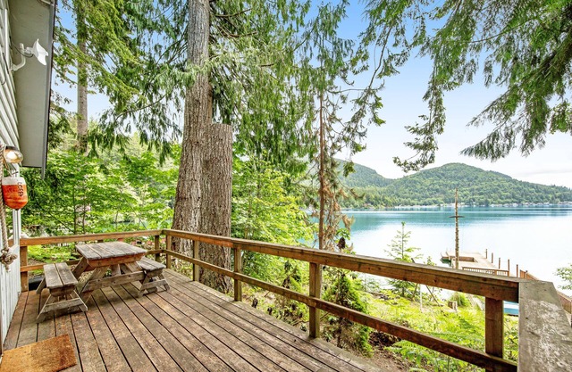 Waterfront Home on Lake Sutherland w/ Private Dock, Deck, Wood Stove - Dogs OK