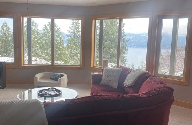 Rustic Panoramic Okanagan Lake View Walkout Suite, Sleeps 7 & Pet friendly