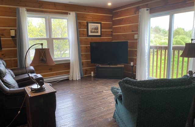 Rustic Pet Friendly 4 Bedroom Open Concept Cottage with Hot Tub