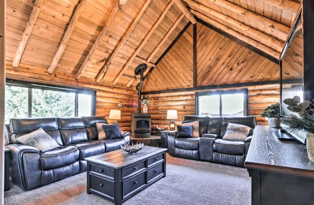 Rustic Post Falls Cabin Family Friendly!