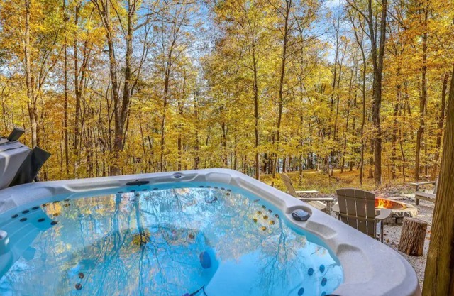 Rustic Private Cabin Outdoor Hot tub w/ Lake View