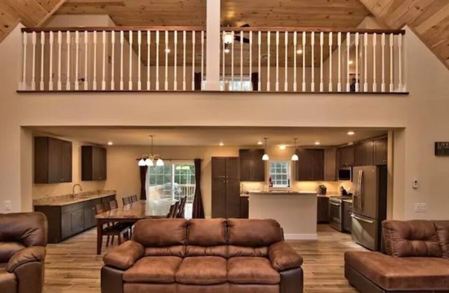 Rustic Private Manor Retreat In Tafton Near Lake!