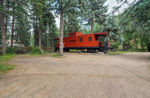 Caboose Suite für 2-3 Personen (Queensizebett und Einzelbettbett).