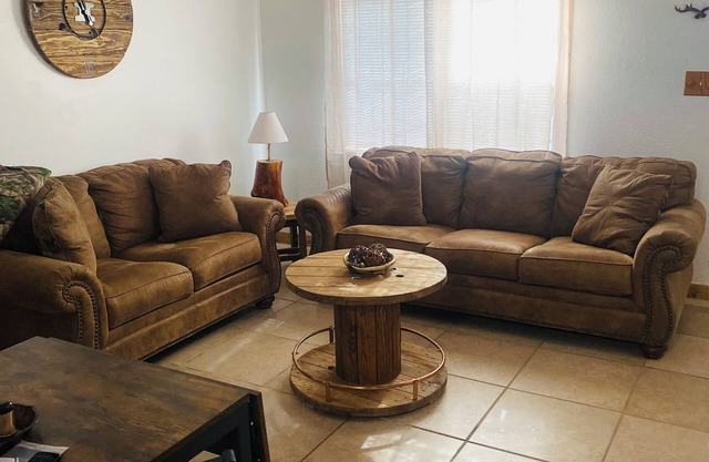 Charming 2BR Rustic Retreat: Wi-Fi, Central Air, Fully Stocked for Comfort