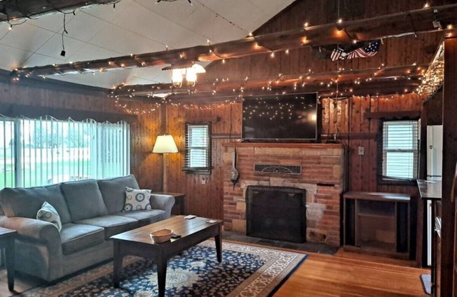 Rustic Retreat Cottage sleeps 6 with a lake view!