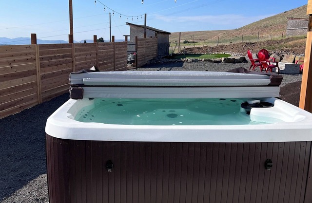 Rustic retreat for the whole family! HOT TUB, game room. SLEEPS 16+ Valley VIEWS