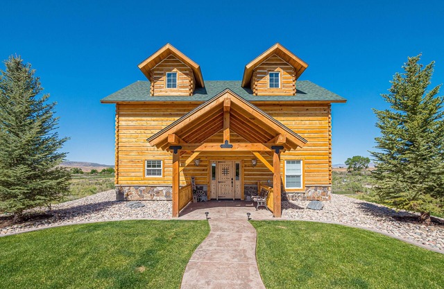 Rustic Retreat: Log Cabin w/ Fire Pit & Pool Table!