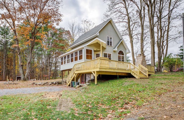 Rustic Retreat: Walk to Great Sacandaga Lake!