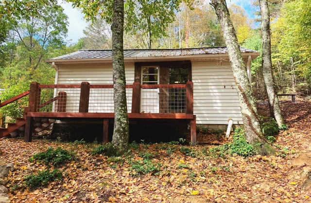 Rustic Ridge a tiny home close to hiking and skiing!