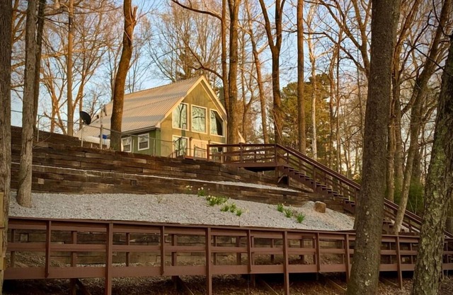 Rustic River Cabin: Your Slice of Heaven