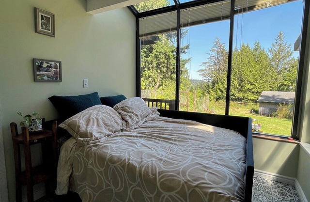Rustic Romantic Quiet Private Colorful- Surrounded Cedar trees - Sleeps 8