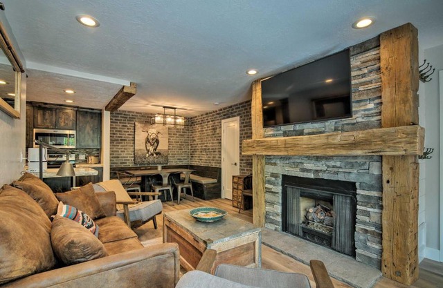 Rustic Ski-Out Brian Head Condo with Comm Pool