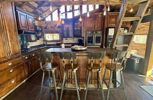 Rustic Soul Retreat I Private Hot Tub I Central Location