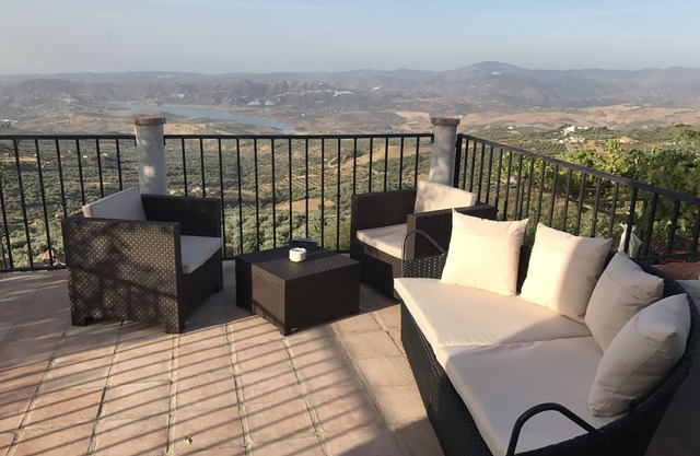Rustikale spanische Villa mit Panoramablick auf die Berge