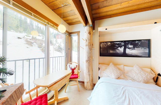 Rustic studio near the slopes with hot tub, sauna, & efficient layout