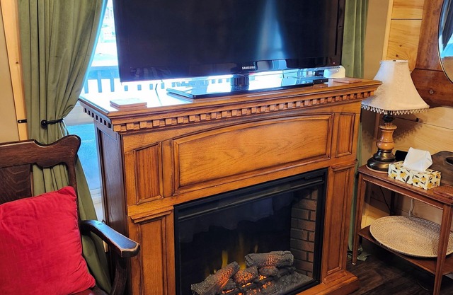 Rustic Studio Apartment in Cardinal, ON WiFi, AC, firetable & seasonal hot tub!