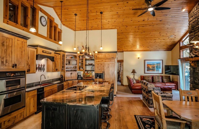 Rustic Themed Cabin with Starlink. Walk/Snowmobile to lake from house. Ice Fish