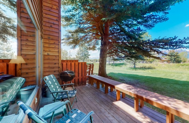 Rustic townhome near golf course with private sauna & deck