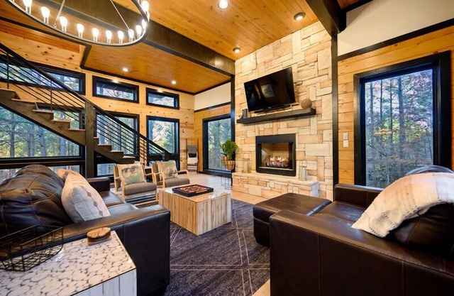 Rustic Treehouse High-End w/ Beautiful Views, Balcony, Hot Tub!